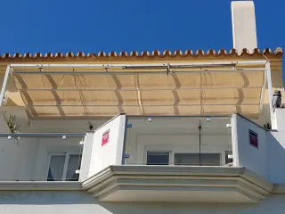 Pergolato in alluminio per esterni con tende da sole