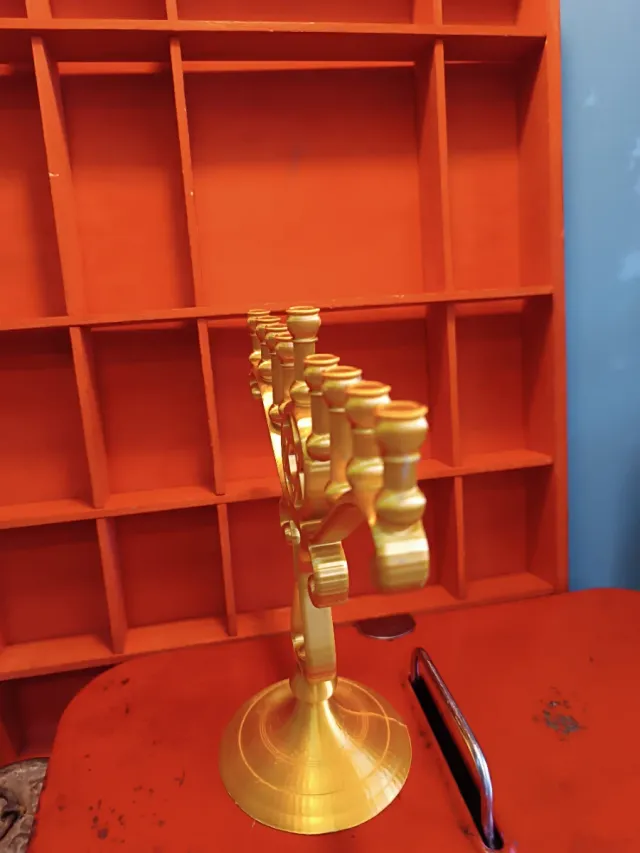 Candelabro dorado material biodegradable