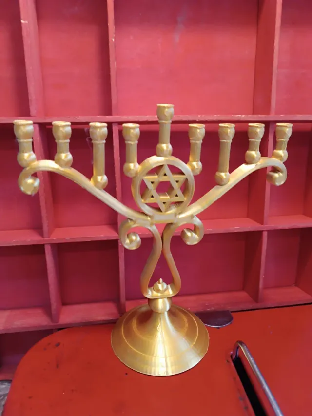Candelabro dorado material biodegradable