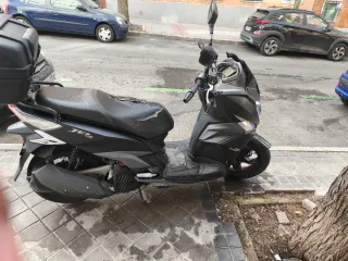 Moto Scooter SYM Negra Automática