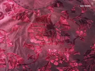 Camiseta semitransparente de terciopelo y encaje.