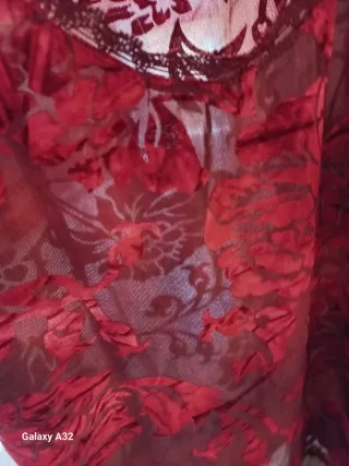 Camiseta semitransparente de terciopelo y encaje.