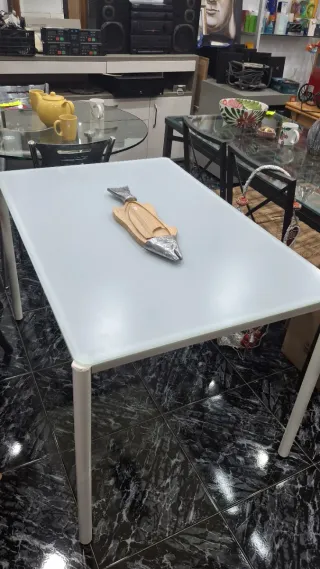 Mesa de cristal y metal