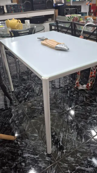 Mesa de cristal y metal
