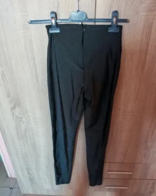 Top Bershka rosa brillante con escote y joya