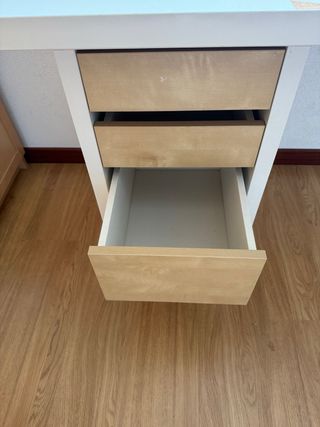 Escritorio blanco con cajones de madera