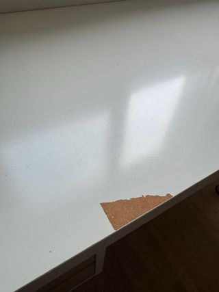 Escritorio blanco con cajones de madera