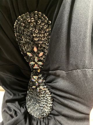 Abito da sera nero con decorazioni