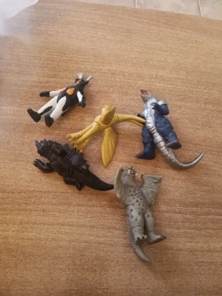 Lote 5 figuras Kaiju