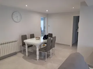 Se alquila piso en Avda. Granada