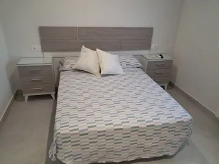 Se alquila piso en Avda. Granada