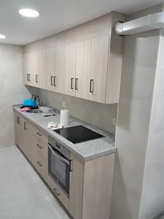 Se alquila piso en Avda. Granada