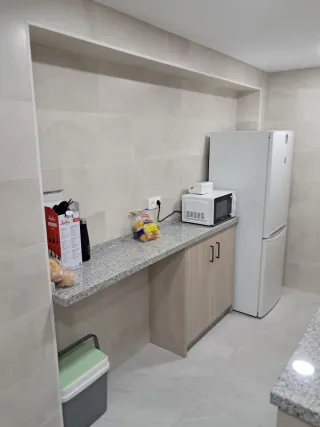 Se alquila piso en Avda. Granada