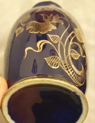 Jarrón de porcelana azul y dorado