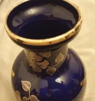 Jarrón de porcelana azul y dorado