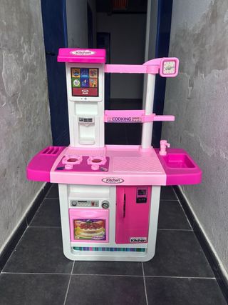 Cocinita de juguete rosa