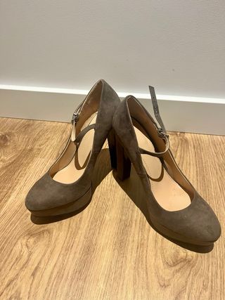 Zapatos tacón Zara Talla 39 color topo
