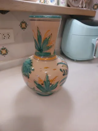 Jarrón de cerámica con ciervo