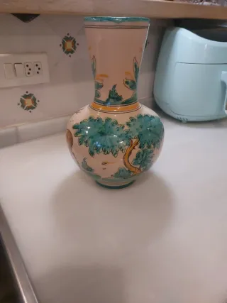 Jarrón de cerámica con ciervo