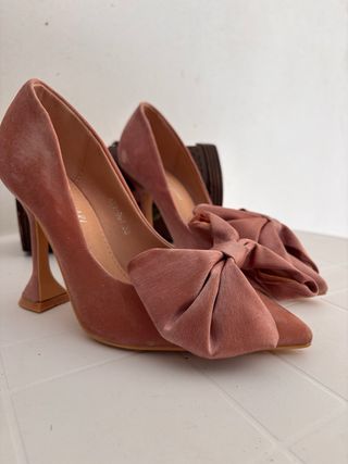 Décolleté con fiocco rosa