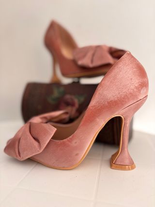 Décolleté con fiocco rosa