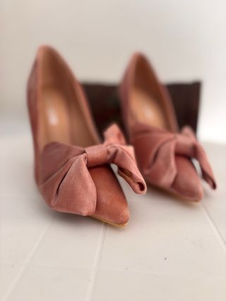 Décolleté con fiocco rosa