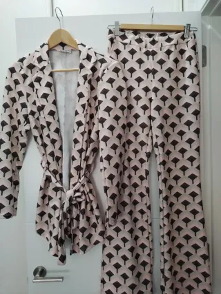 Pantalones acampanados con estampado geométrico