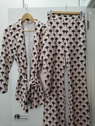 Pantalones acampanados con estampado geométrico