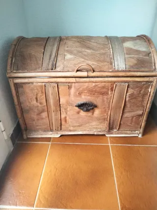 Baúl de madera y bambú