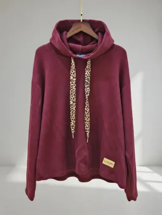 Suéter estilo sudadera burdeos con capucha