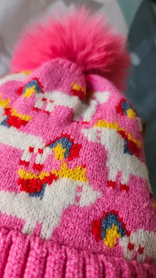 Gorro infantil rosa con pompón