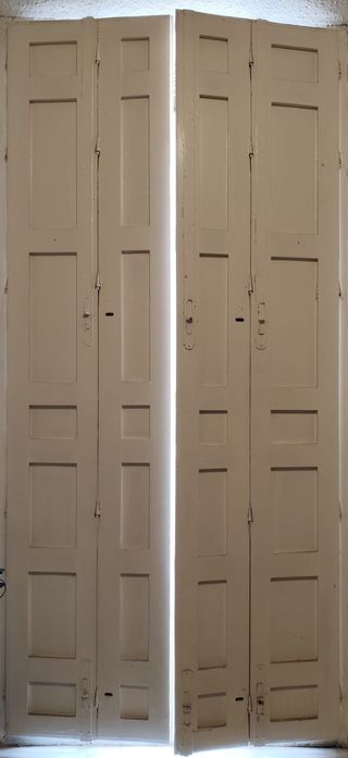 Contraventanas de madera maciza pintadas antiguas