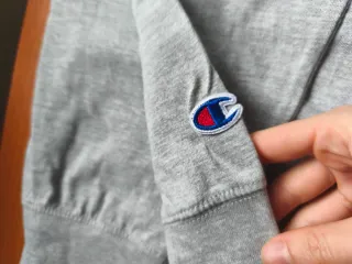 Polo Champion manga larga gris talla S.