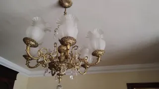 Lámpara de salón vintage dorada y cristal