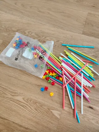 Juego de construcción con tubos y conectores