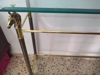 Entradita cristal dorada tiene un picotazo .
