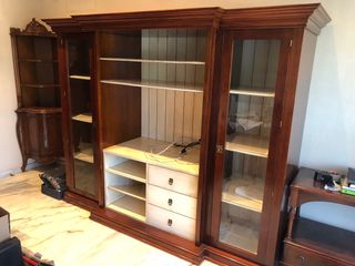 Mueble de salón de madera de raíz y cristal