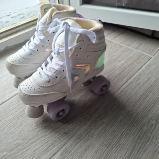 Patines blancos con detalles iridiscentes