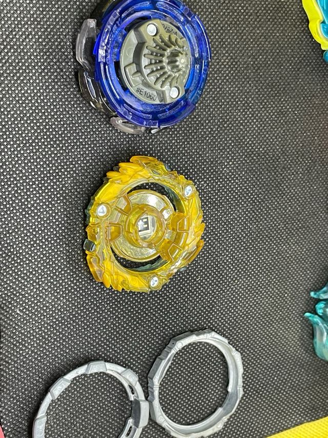 Lote Beyblades+ pista y lanzadores takara tomy