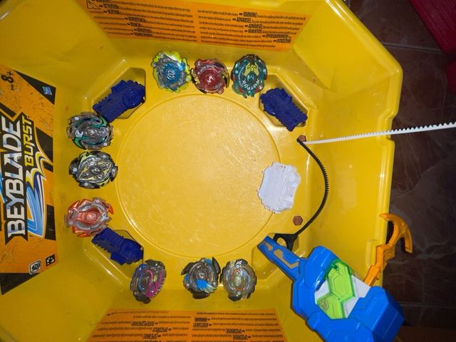 Lote Beyblades+ pista y lanzadores takara tomy