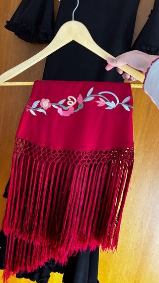 Traje Flamenca Negro con Mantoncillo Rojo