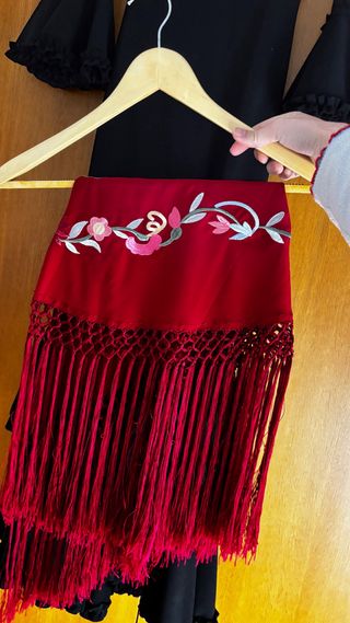 Traje Flamenca Negro con Mantoncillo Rojo