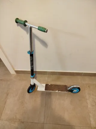 Patinete infantil blanco y azul