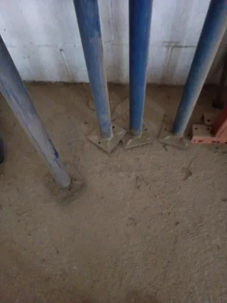 Puntales de obra metálicos