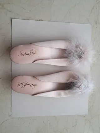 Zapatillas Saten Bell rosas con plumas