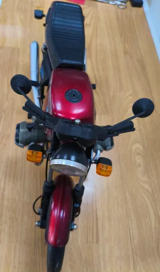 Moto BMW R100RS de juguete