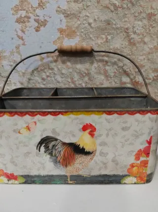 Caja de metal con separadores y asa