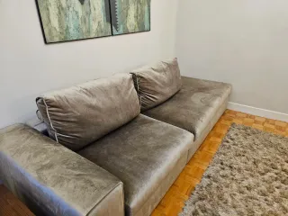 Sofá de tela marron de 275 de largo.