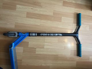 Patinete azul plegable