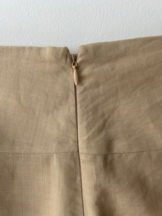 Falda de ramio beige con detalles